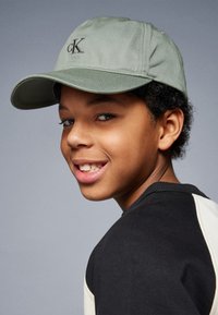 Calvin Klein Jeans MONOGRAM BASEBALL  - Sapka - meteor green