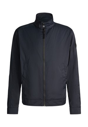 Lekka męska kurtka w kolorze granatowym z przednim zamkiem błyskawicznym, wysokim kołnierzem zapinanym na napy oraz bocznymi kieszeniami, rozłożona na białym tle.