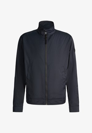 Marineblaue leichte Herrenjacke mit Frontreißverschluss, hohem Kragen mit Druckknöpfen und Seitentaschen, flach auf weißem Hintergrund ausgelegt.