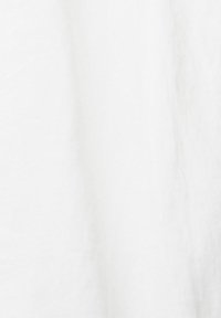 Vit tyg med en mjuk, strukturerad yta, som verkar lätt och slät; uppvisar små variationer i ton och djup.