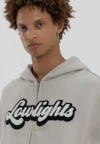 LOW LIGHTS STUDIOS® TRENDY ZIP HOODIE - Camisola com fecho - light grey