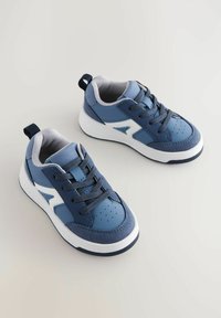 Niebieskie buty sportowe wykonane z materiałów syntetycznych, z kontrastującym białym logo, okrągłym noskiem i teksturowanymi akcentami. Sznurowana konstrukcja z tylnym uchwytem.