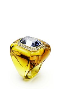 Anello trasparente giallo con una grande pietra rettangolare chiara circondata da diamanti rotondi più piccoli sulla parte superiore.