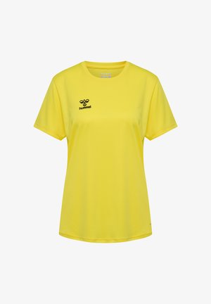 Żółta sportowa koszulka z krótkim rękawem, wykonana z gładkiego materiału, z okrągłym dekoltem i czarnym logo na lewej piersi.