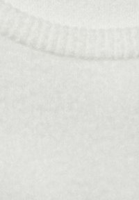 Weißer Pullover mit einem gerippten Rundhalsausschnitt. Der Stoff wirkt weich und flauschig und weist eine strukturierte Oberfläche mit subtilen Variationen in den Weißtönen auf.