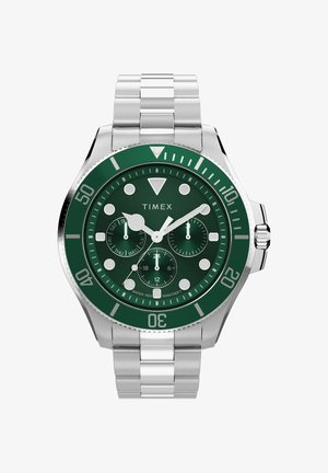Zegarek Timex na rękę z zieloną tarczą i pierścieniem, srebrnymi wskazówkami, trzema subtarczami oraz paskiem ze stali nierdzewnej, wskazujący czas 10:10:09.