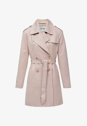 Gabardina doble botonadura color beige claro con solapas anchas, cintura con cinturón, hombreras abotonadas y bolsillos laterales.