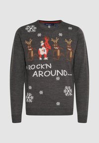 Sivi pleteni pulover s motivom irvasa i sneška, s bijelim pahuljama i natpisom "ROCK'N AROUND..." u bijeloj boji. Okrugli izrez.