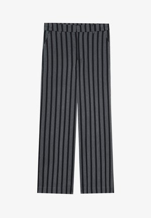Svartstripete vide bukser med elastisk midjebånd, med vertikale hvite og grå striper og sidelommer for ekstra bekvemmelighet.