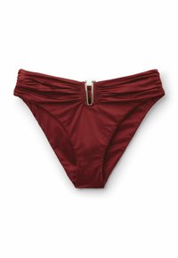 Parte inferior de bikini burdeos con fruncido en los laterales y un clip decorativo central dorado. Tejido liso, corte de talle medio adecuado para diversas formas.