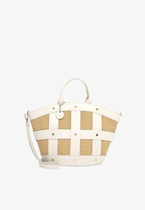 Geflochtene Strohtasche und weiße Ledertasche mit oberen Griffen, abnehmbarem Schulterriemen, Metallnieten und rundem Logocharm.