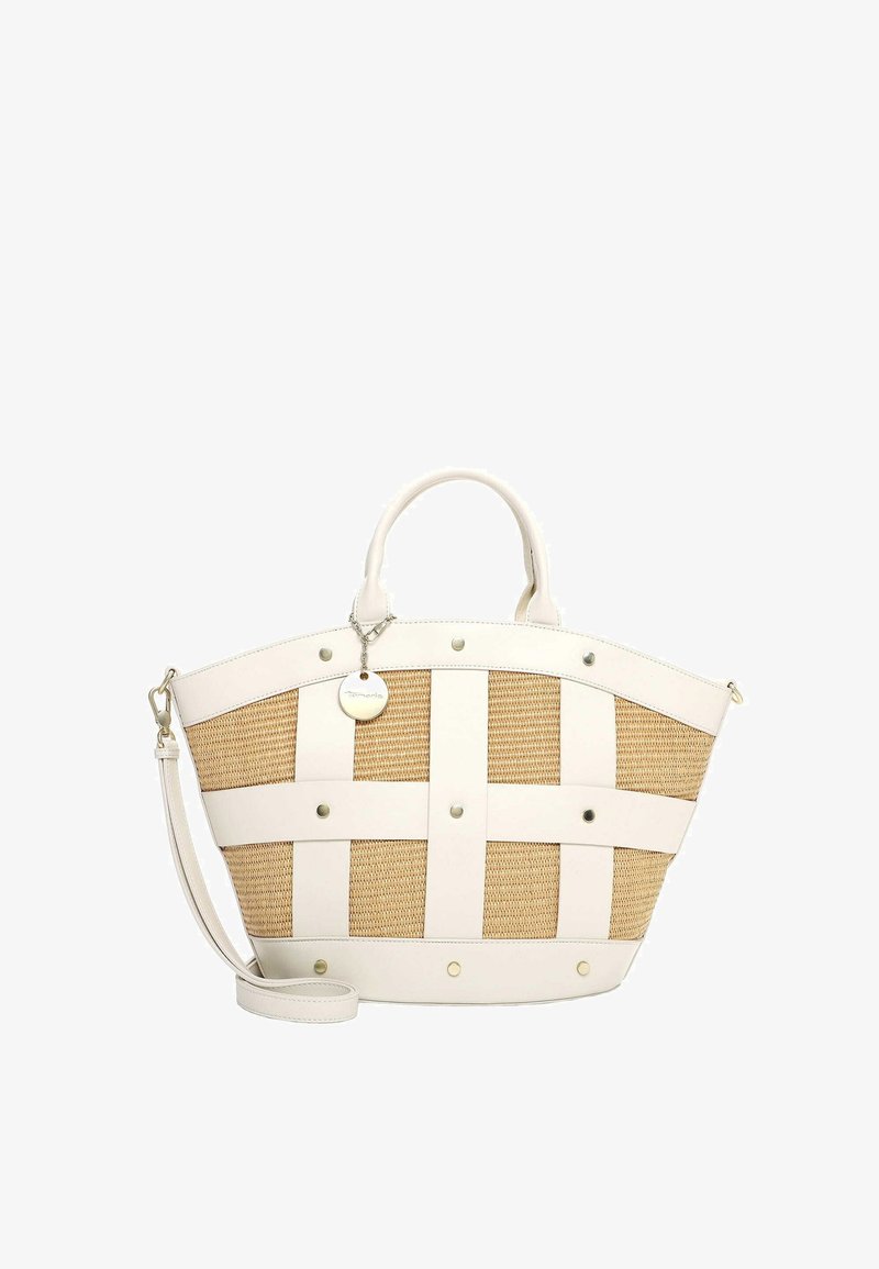 Sac à main tressé en paille et cuir blanc avec poignées supérieures, bandoulière amovible, clous métalliques et pendentif logo rond.