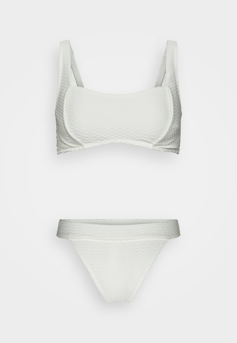 Conjunto de biquíni branco com tecido texturizado. O top apresenta um design estruturado com alças largas, enquanto a parte de baixo é um estilo simples de tanga.