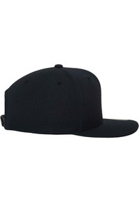 Casquette de baseball noire à visière plate vue de côté, avec un bouton sur le dessus et une sangle réglable à l'arrière.