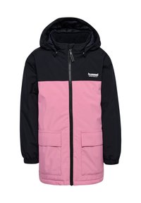 Veste zippée rose et noire avec capuche, dotée de deux poches avant et d'un logo sur la poitrine. Fabriquée en matériau résistant à l'eau.