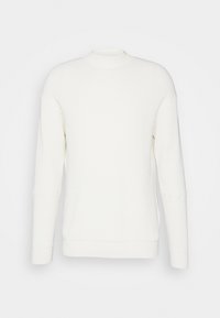 Weißer Strickpullover mit Rippstruktur, hohem Kragen, langen Ärmeln und lockerem Schnitt. Glatte Textur mit dezenten Nähten an den Schultern.