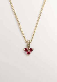 Collar de oro con una cadena que presenta un colgante de tres piedras redondas de rubí y una pequeña fila de piedras claras por encima de ellas.