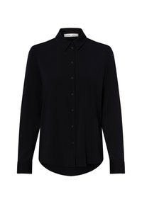 Zwart overhemd met lange mouwen en knopen, met een spitse kraag en een lichte afgeronde zoom, weergegeven op een witte achtergrond.