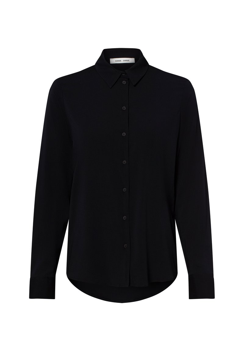 Zwart overhemd met lange mouwen en knopen, met een spitse kraag en een lichte afgeronde zoom, weergegeven op een witte achtergrond.