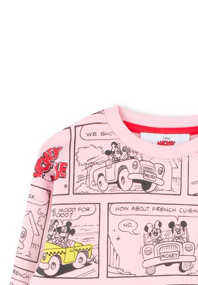 Felpa rosa con illustrazioni a fumetti di Topolino e Minnie mentre guidano delle auto. Collo a costine e texture di tessuto morbido.