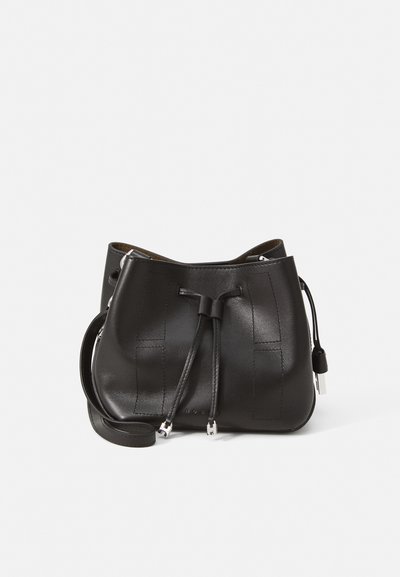 Schwarze Ledertasche im Eimer-Stil mit strukturiertem Obermaterial, Kordelzugverschluss und verstellbarem Schulterriemen. Minimalistisches Design ohne sichtbares Logo.