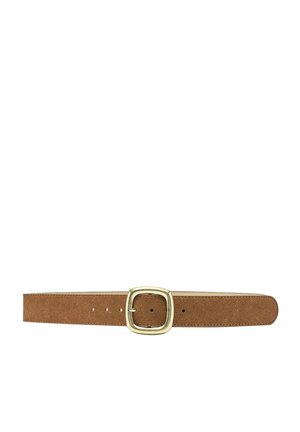Ceinture en daim marron avec une boucle carrée dorée et cinq trous de réglage sur fond blanc.