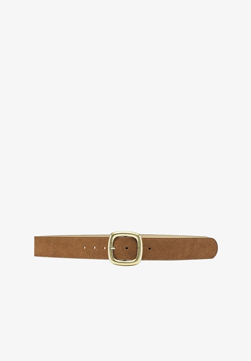 Ceinture en daim marron avec une boucle carrée dorée et cinq trous de réglage sur fond blanc.