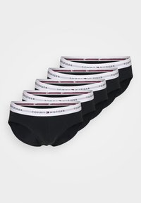 Schwarze Baumwollunterhosen mit einem weißen Bund in Rot und Blau, auf dem der Text "TOMMY HILFIGER" erscheint. Set aus sechs Paaren.