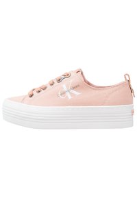 Rosa kanvas-sneakers med en vit förhöjd platåsula, utrustade med metalldetaljer vid skosnörena, en logotyp på sidan och en ögla vid hälen för enkel påtagning.