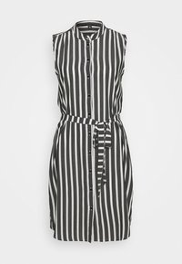 Abito senza maniche a righe in bianco e nero, con colletto, bottoni sul davanti e una cintura annodata in vita per una vestibilità regolabile.