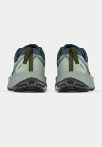 Jooksujalatsid helesinise ülaosaga, tumesiniste detailide, tekstuuriga võrgusilma ja jäiga musta tallaga. Omavad silmapaistvat tagaist tõmbeasendit.