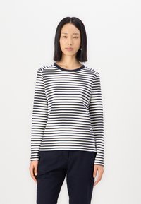 Lange mouw T-shirt in roomkleur met marineblauwe horizontale strepen. Voorzien van een ronde hals en zachte katoenstof. De pasvorm is ontspannen en casual.