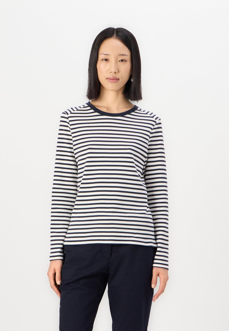 Lange mouw T-shirt in roomkleur met marineblauwe horizontale strepen. Voorzien van een ronde hals en zachte katoenstof. De pasvorm is ontspannen en casual.