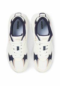 Weißer Sneaker mit navyblauen Akzenten, Netzstruktur, glattem Material und dezitem Logo. Verfügt über eine Schnürverschluss und eine gepolsterte Zunge für zusätzlichen Komfort.