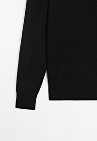 Czarny sweter dzianinowy z okrągłym dekoltem i ściągaczami. Materiał wygląda na gładki i gęsty, prezentując klasyczny krój o luźnym fasonie.