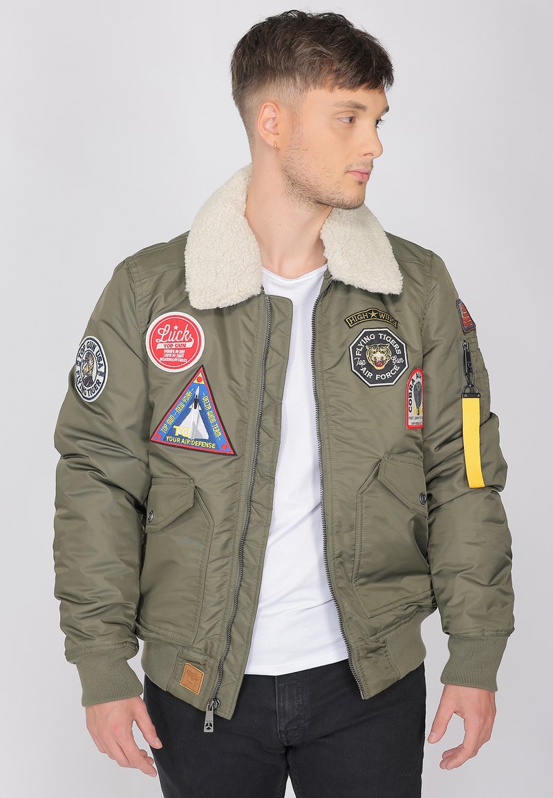 TOP GUN MIT KUNSTFELLKRAGEN - Vinterjacka - olive