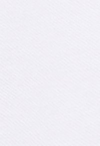 Vit texturerad tyg med ett subtilt diagonalt mönster, med en slät yta som verkar lätt och mjuk.