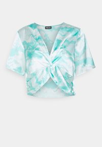 Krótki rękaw, krótki top w jasnoniebieskim i białym kolorze z wiązanym przodem. Gładka tekstura; ma dekolt w kształcie litery V i luźny krój.