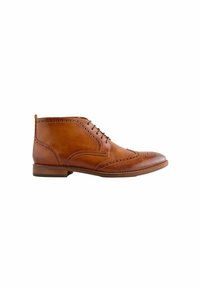 Brązowe skórzane botki na kostkę z detalami w stylu brogue, z zaokrąglonym noskiem i sznurowanym zapięciem, osadzone na płaskiej podeszwie.