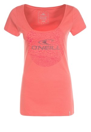 Koralfarvet damescoop-neck T-shirt med sprækket cirkeldesign og "O'Neill"-logo centreret på brystet.