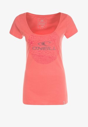 T-shirt femme col rond rose corail avec un design de cercle craquelé et le logo "O'Neill" centré sur la poitrine.