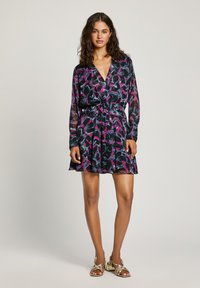 Robe à imprimé floral avec des manches longues, un décolleté en V et une taille cintrée. Le tissu est léger ; les couleurs incluent le noir, le rose et le bleu.