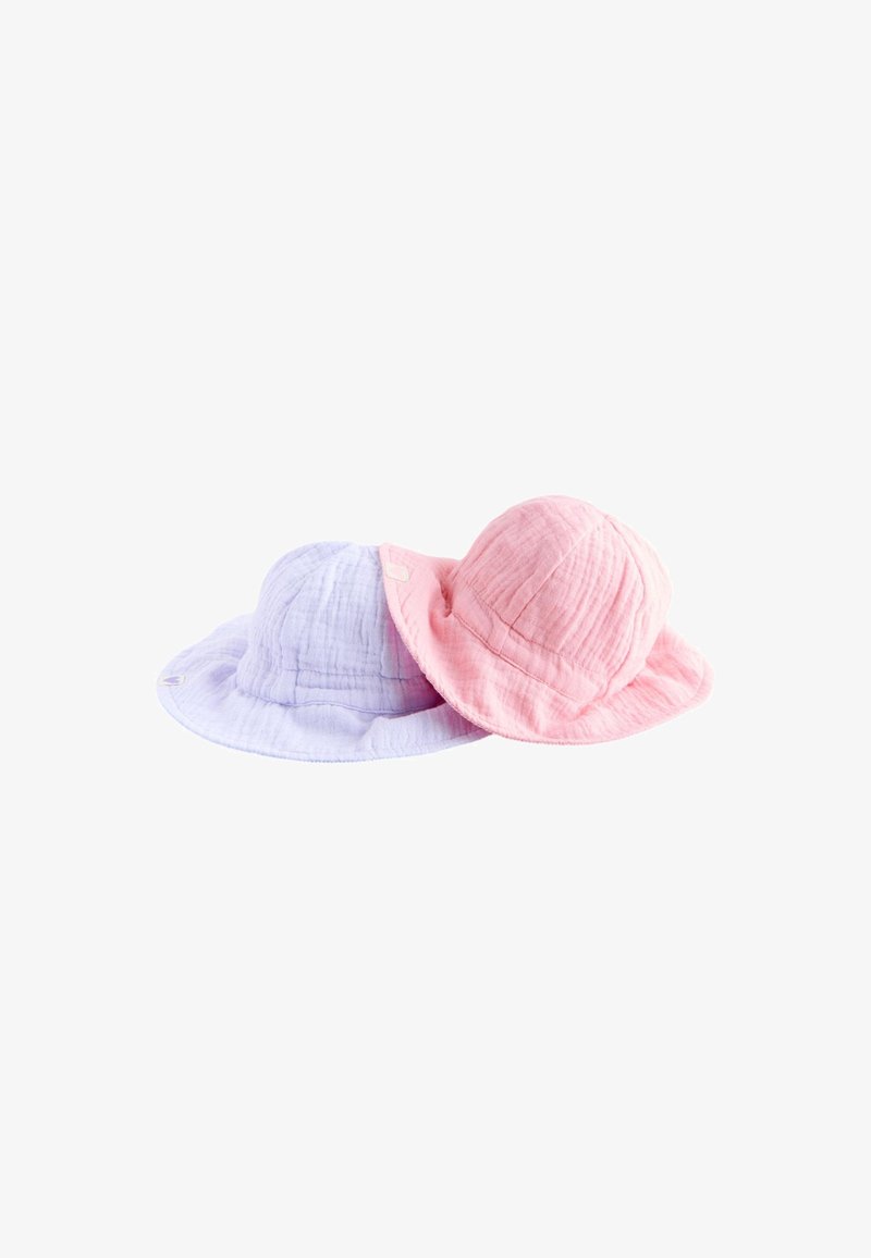 Zwei Fischerhüte: einer in hellem Lila und einer in hellem Rosa. Hergestellt aus strukturiertem Stoff mit breiten Krempen und dezenten Nähdetails.