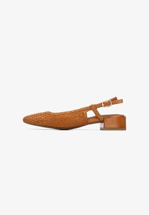Scarpa slingback in pelle intrecciata color cuoio con punta affusolata, tacco piatto e fibbia decorativa. Presenta lati ritagliati e superficie testurizzata.
