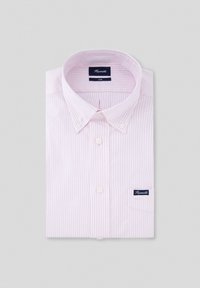 Lichtroze gestreepte overhemd met knopen, een klassieke kraag, witte knopen en een marineblauw logo-label op de linker mouw. Soepele katoenen stof.