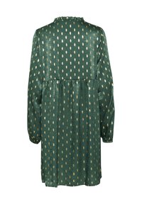 Grünes Stoffkleid mit geraffter Taille, langen Ärmeln und einer strukturierten Oberfläche. Verziert mit goldenen, blattähnlichen Mustern.