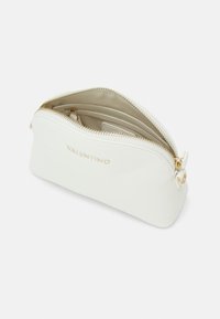 Vitt läderpouch med gulddragkedja och -detaljer. Inuti finns flera fack för organisation. Varumärket "Valentino" är präglat.