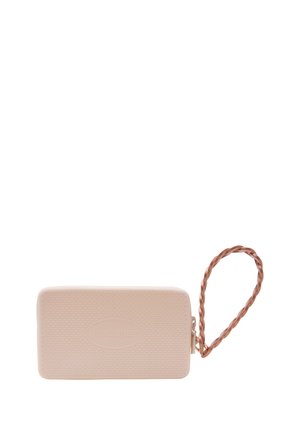 Bustina rettangolare beige per polso con superficie testurizzata e logo in rilievo, con cinturino intrecciato per il trasporto.