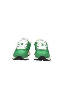 Zelené tenisky kombinující semiš a síťovinu, s bílými tkaničkami, černou gumovou podrážkou a nápisem „GIRLS RUN FASTER“ na jazyku.