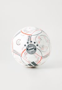 Biely futbalový míč s čiernymi, červenými a šedými akcentmi. Zobrazuje logo FC Bayern München s hexagonálnym dizajnom a textúrovaným povrchom.